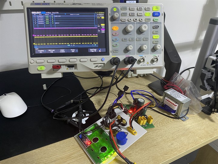 Elektronik kör yük V1 osiloskop test düzeneği üçüncü görünüm